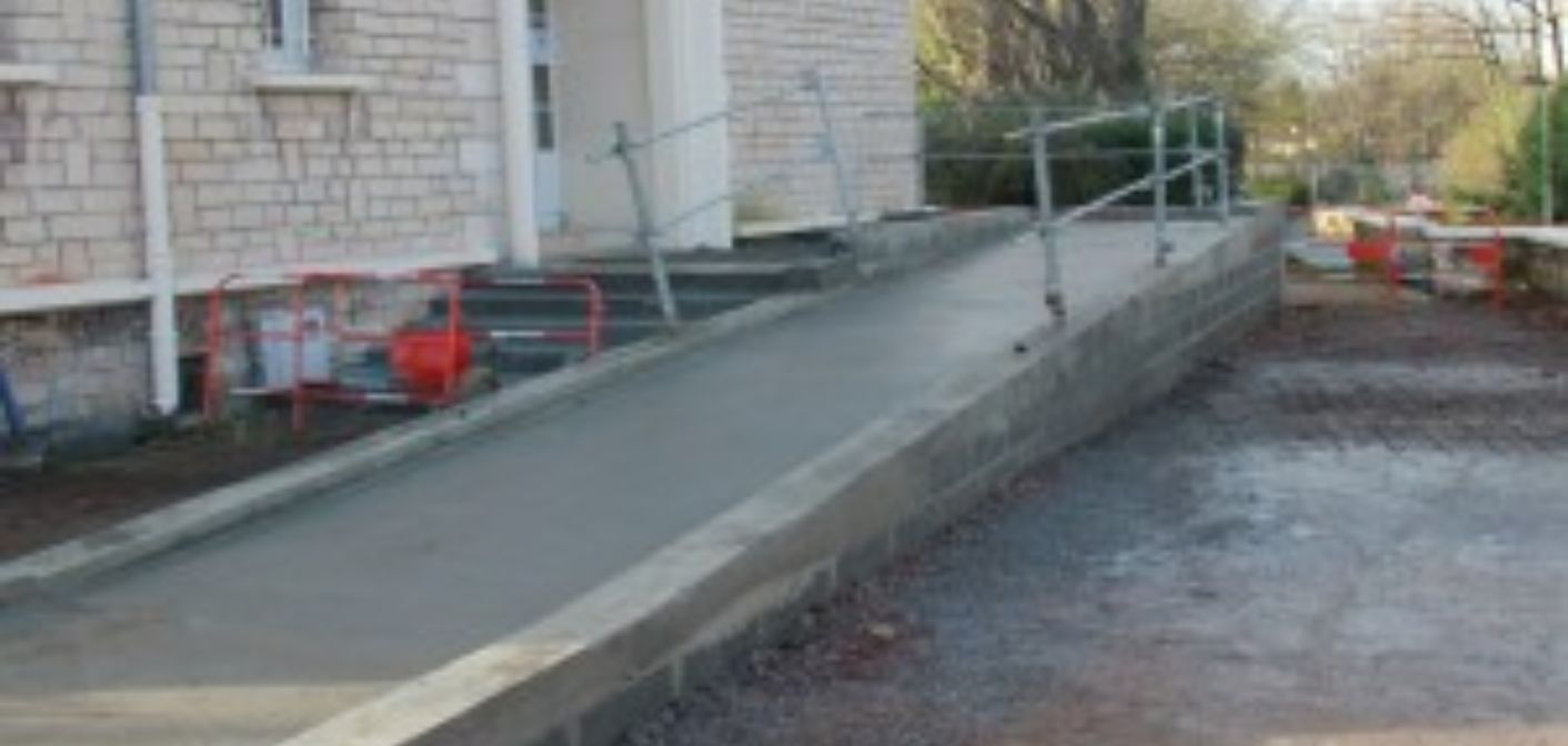 Rampe d'accès PMR béton — gros œuvre Haute-Saône